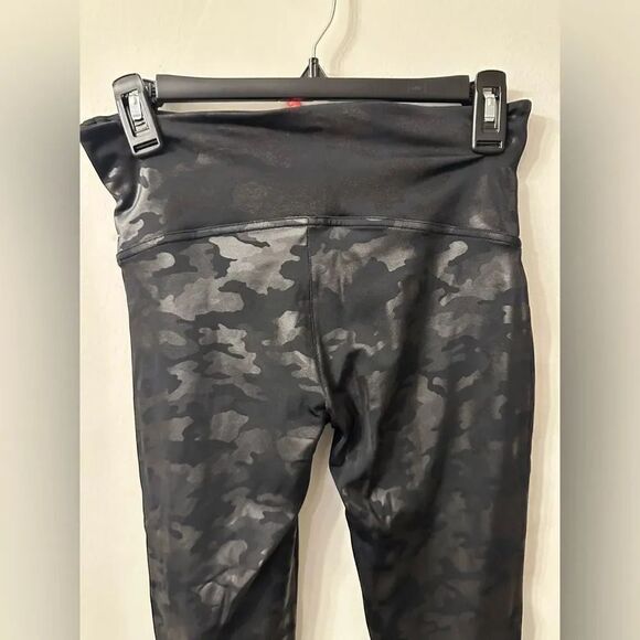 Spanx Faux Leather Camo - Picture 4 of 6